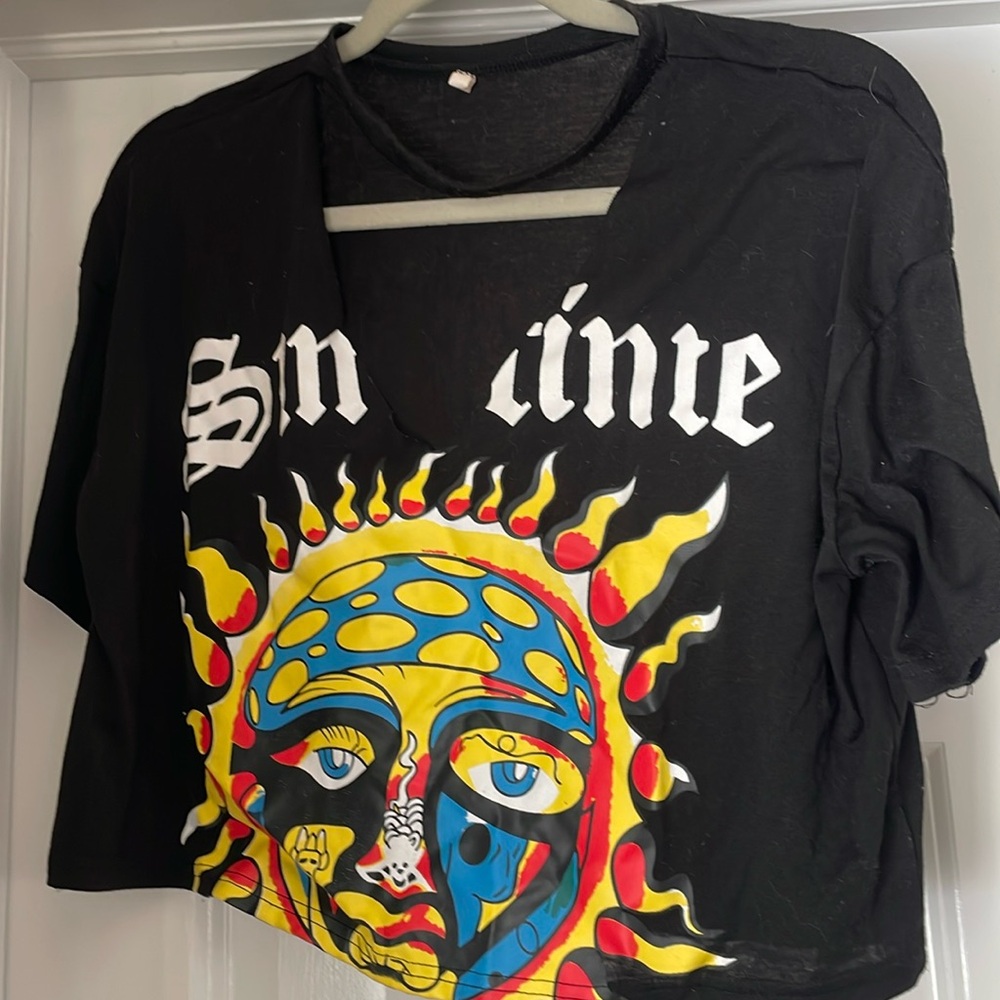 Fun, oversized, cropped T-shirt with built-in fabric necklace